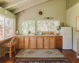 Peaceful Private Getaway In The Forest - Naalehu - Kitchen