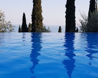 Modern apartment with Seepanoramablick in a quiet area with large infinity pool - Toscolano-Maderno - Pool