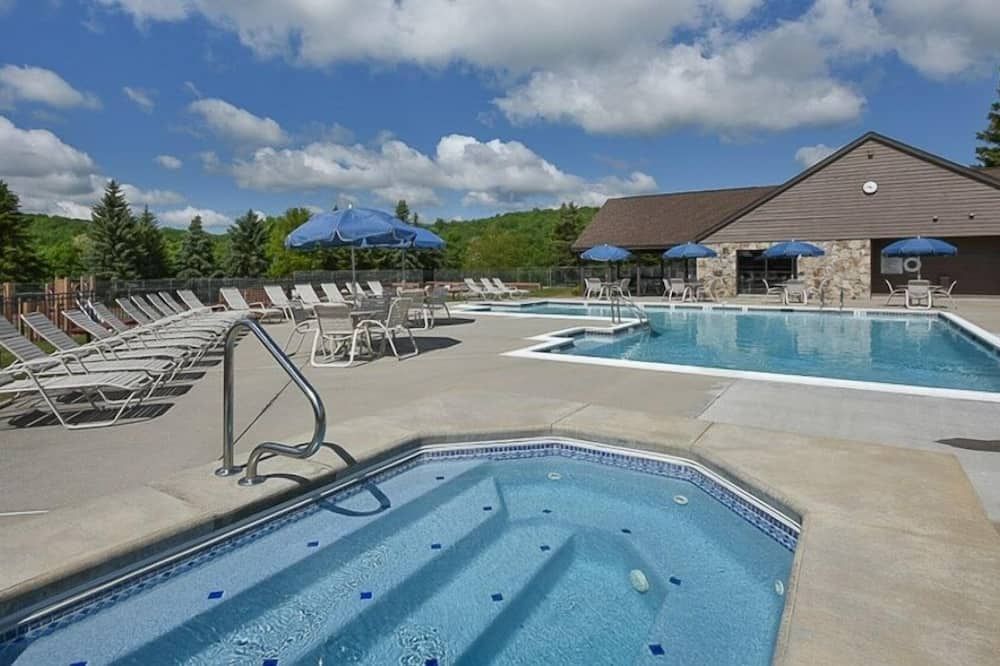 Seven Springs 1 Bedroom Premium Condo, Ski In/Ski Out by RedAwning
