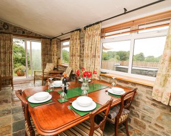 Holly Farm Cottage - Лландріндод-Веллс - Їдальня