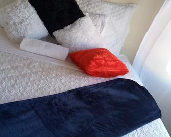 Two Bed Two Bath Cottage - Bulawayo - Bedroom