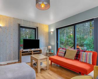 Cheerful Stays: 4 Bedroom Cottage in Arrochar - Arrochar - Pokój dzienny