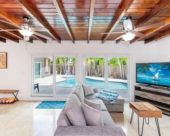 House - Miami pool house, near Miami Int Airport and attractions. - Miami Springs - Living room