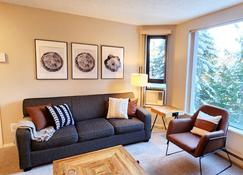 1BR Ski In Ski Out Cozy Condo w Pool and Hot Tub by Harmony Whistler - Whistler - Salon