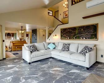 Family-Friendly Utah Home Deck, Mountain Views! - Vernal - Living room
