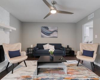 Premium Townhome w/ 2 King Beds & Luxury Bathrooms - Peachtree Corners - Living room