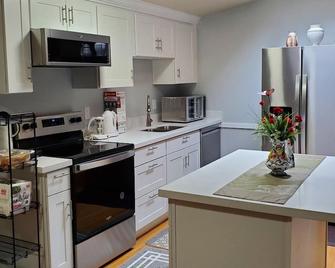 Home 5-7 minutes from Sea-Tac airport, - SeaTac - Kitchen