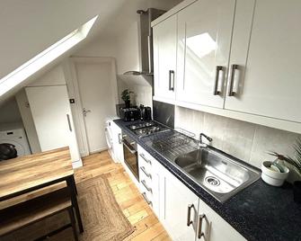 Cosy 3 Bedroom Flat, Hackney Central - London - Kitchen