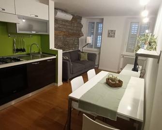 Apartment in the heart of the historic center of Muggia - Muggia - Jídelna