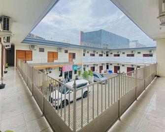 RedDoorz Plus near Cito Mall Surabaya - Surabaja - Balkón