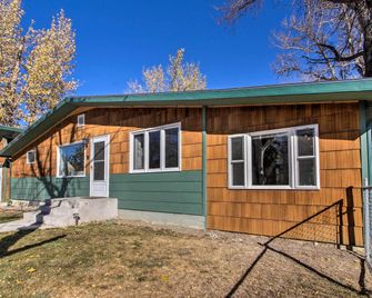 Cozy Choteau Home w/ Fire Pit, Grill, Yard! - Choteau - Edificio