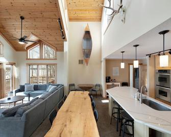 150+ ft Of Lakeshore / Private Beach / 4 Acres - Pine City - Living room