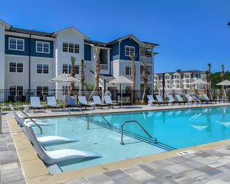 2BR on 1st floor: Pool, Gym, Bikes, Grill, 2 King Beds, and a Sleeper Futon! - Yulee - Pool