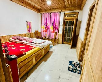 Vansh Green View Homestay - Bajaura - Bedroom