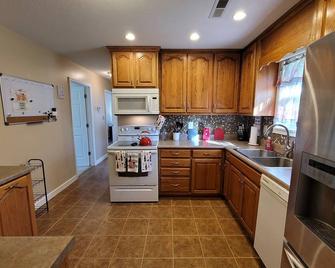 3 Bedroom Home 1 Mile From I-65, restaurants, shopping, fenced backyard - Athens - Keittiö