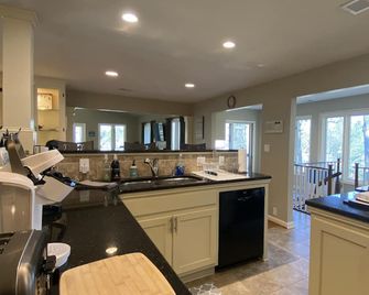 Private Lakefront Exec Home: Ollie's Hideaway: 4BR, 3.5 Ba - Hickory - Keuken