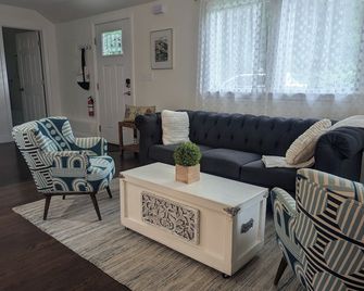 Tranquil Getaway Cottage in Charming, Bethel CT - Bethel - Living room