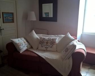 5 Bedroom Farmhouse sleeps 12/14, central heating, open fireplace - Oulmes - Sala de estar