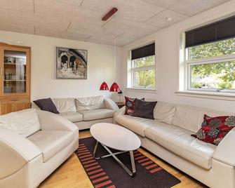 8 Person Holiday Home in Skals - Skals - Sala de estar