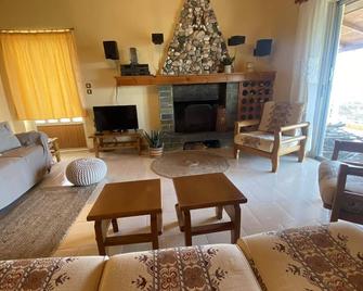 homonatura. sense of native living. - Pýrgos - Living room