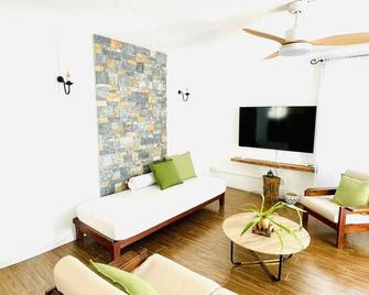 Blue Beach Apartment, Holidays by the Sea! - Blue bay - Living room