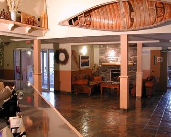 WindTower Lodge And Suites - Canmore - Lobby