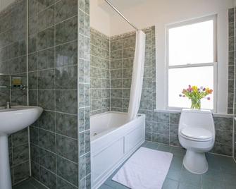 Economy Queen Room with Ensuite Bathroom - San Francisco