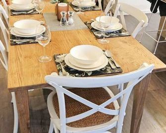 Urangan Family Friendly home with views & wifi by Custom Bnb Hosting - Urangan - Jídelna