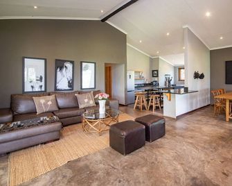 Summerfields Rose Retreat And Spa - Hazyview - Living room