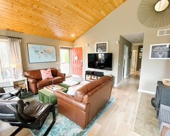 Eagle's Nest Guest House I - Less than 2 Miles to Sand Valley - 16 beds! - Nekoosa - Living room