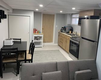 Adorable two bedrooms unit with sperate entrance close to everywhere - Windsor - Kitchen