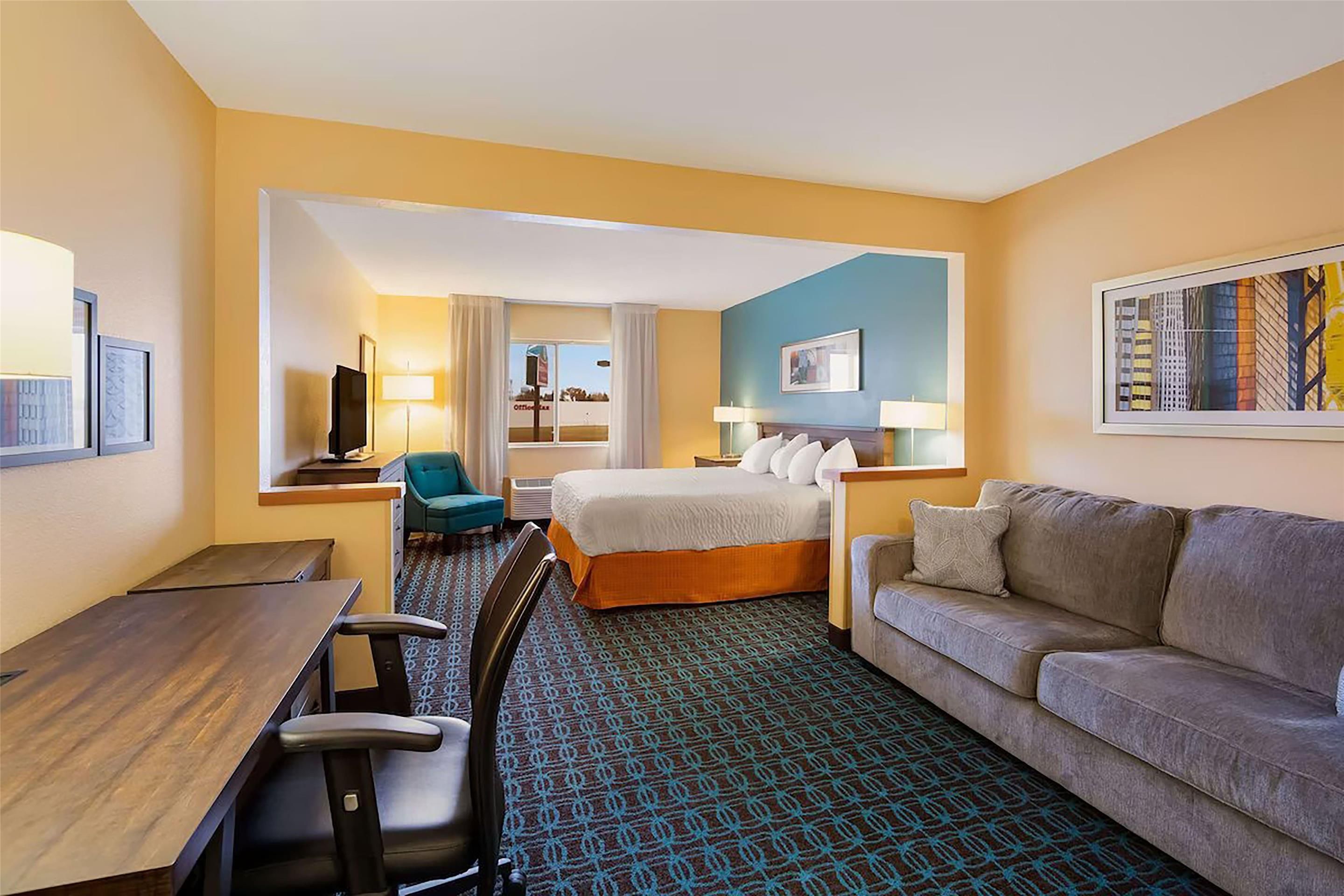 AmericInn by Wyndham Minot - מינוט - חדר שינה