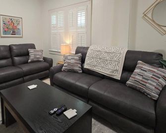 Enjoy the perfect blend of style and convenience in this apartment near Kings Daughters' Hospital and Marathon Gas. With easy access to dining, shopping, and entertainment, this apartment offers a comfortable and quiet retreat for all. - Ashland - Huiskamer