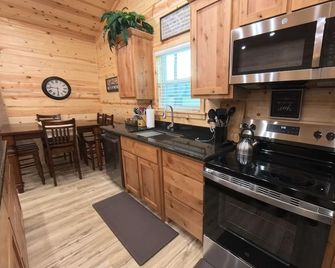 Pet Friendly, New Cabin in Charming Calera - Calera - Kitchen