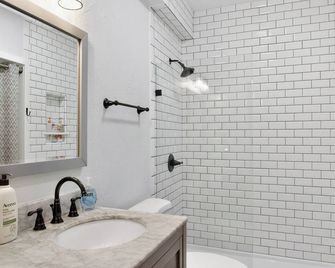 Dogs OK! Prime Home Base minutes to Downtown and Trails - Buena Vista - Bathroom
