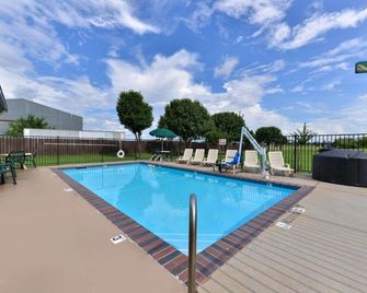 Quality Inn and Suites Wichita Falls I-44 - Wichita Falls - Pool