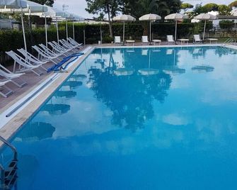Hotel Ristorante Al Canto delle Sirene - Terracina - Zwembad