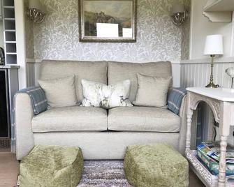 5 Luxury Shepherds Hut Mobile Home - Tavistock - Living room
