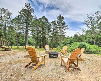 Updated Tuskahoma Cabin w/ Fire Pit & Deck! - Tuskahoma - Patio