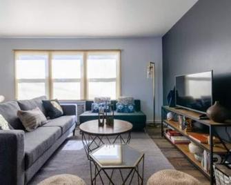 Executive Suite Central Location Pet Friendly - Richmond - Living room