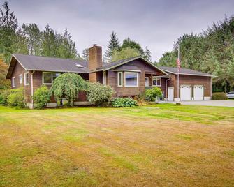 Riverfront Rental with Deck 4 Mi to Wallace Falls! - Sultan - Edificio