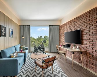 Moxy Bengaluru Airport Prestige Tech Cloud - Bagaluru - Living room