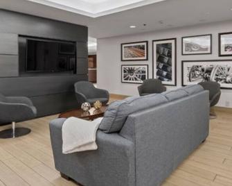 315 Loso Hotel Airport - Charlotte - Living room