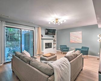 Stylish Durham Townhome 5 Mi to Downtown! - Durham - Living room