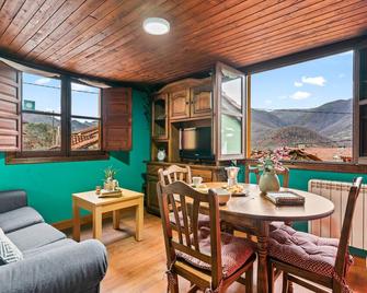 Montegrande entorno mágico rodeado de montañas - La Plaza - Comedor
