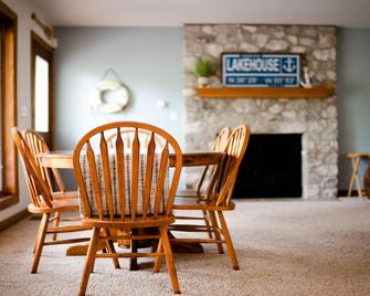 Lake house with washer/dryer, central AC, game rom, deck & yard - Garfield - Comedor