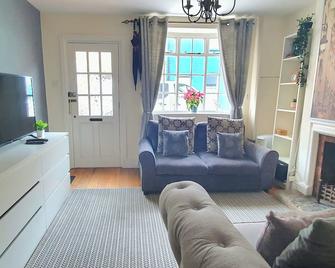 Inviting 2-Bed Cottage in Windsor - Windsor - Living room