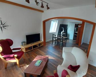 Nice apartment right on the Rhine; mountain-side balcony; centrally located - Kamp-Bornhofen - Wohnzimmer