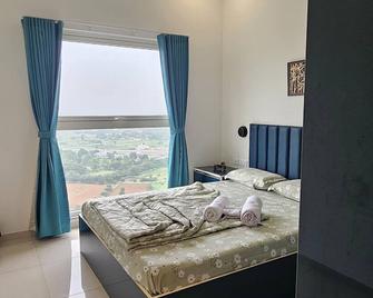 Chic 2-bedroom apartment with fitness room and AC in marvelous GIFT CITY. - Gandhinagar - Chambre