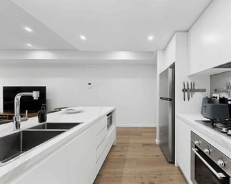 Designer 1-Bed Apartment with Balcony - Rozelle - Cocina